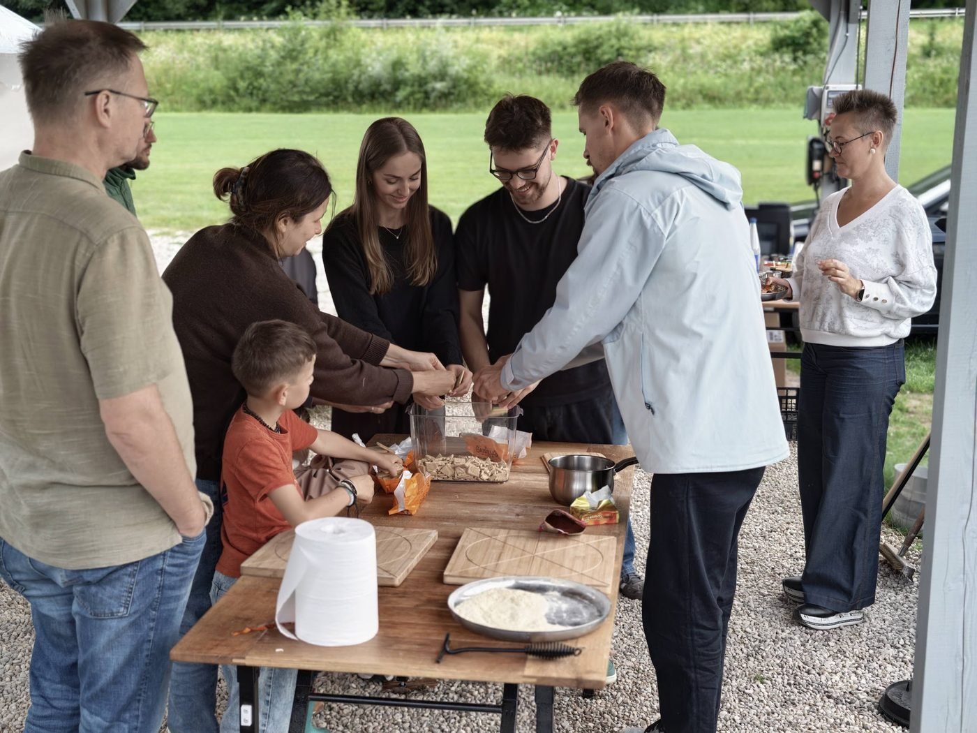 Grupė kartu gamina picas